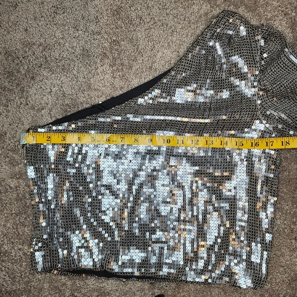 NWT Alice And Olivia Lucinda Sequin Asymmetric Top Size M - Picture 6 of 8